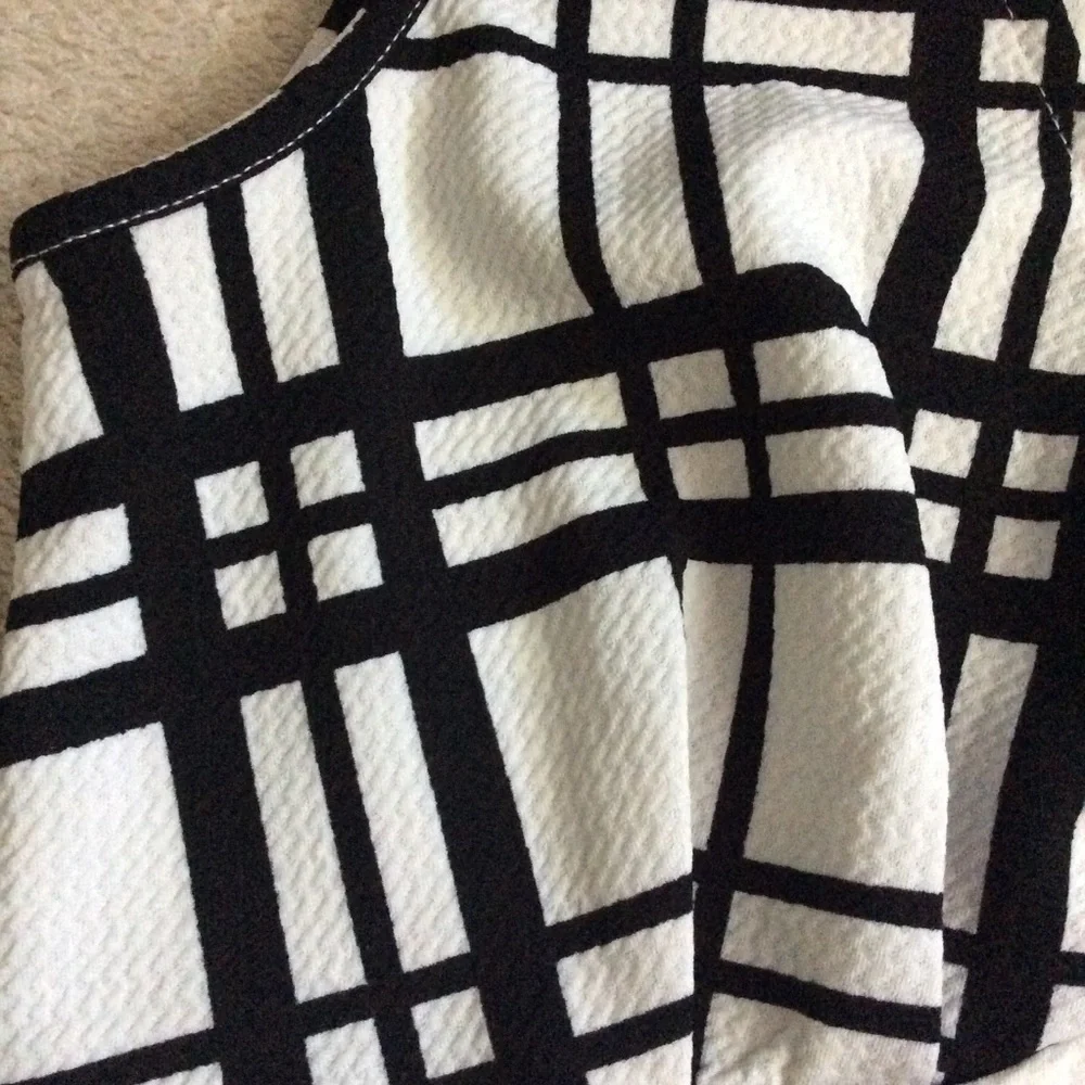 Retro black and white jersey v-neck crop top - Picture 3 of 6